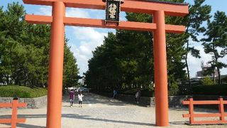 浜辺から続く参道の先に鎮座