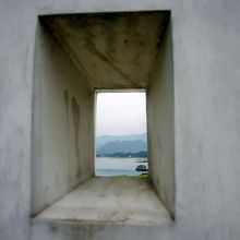 土塀の覗き穴から見た風景です。