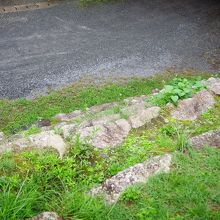 二の丸土塀に上がる急な階段です。