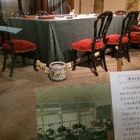 日清講和会議会場の再現(下は解説)
