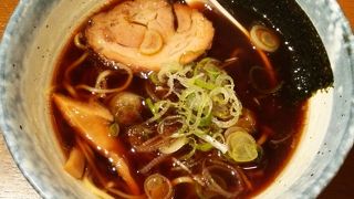 富山駅前で夜遅くにブラックラーメン