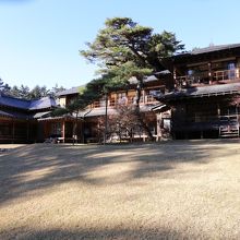 裏から建物と庭を撮りました。右手奥には防空壕がありました。