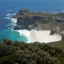 ケープポイントの展望台から喜望峰方面を眺める