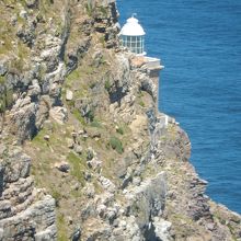 頂上付近から新しい灯台が見えます