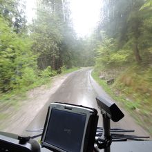 バスは狭い山道をかなりのスピードで登ります