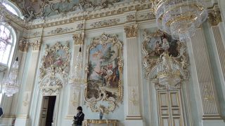 宮殿内はものすごく広いです、裏の庭園はさらに広いです。