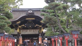 国宝の唐門が立派です。