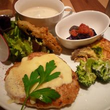 ランチはボリュームたっぷり、野菜たっぷり♪