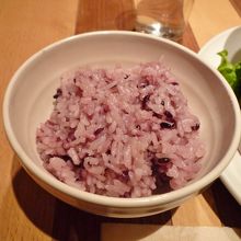ご飯は黒米でモチモチ