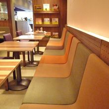 ナチュラルなカフェ風の店内