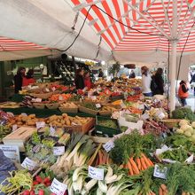 色とりどりの野菜を売っている市場