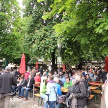 寒いのにみんな昼間からビールを飲んでいます