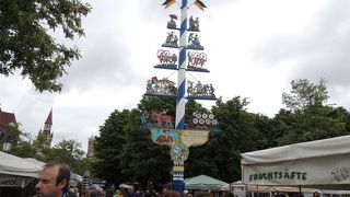 ６月の市場、寒くても皆さん昼間からビールを飲んでました