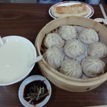 甜豆漿と焼餅と小籠包