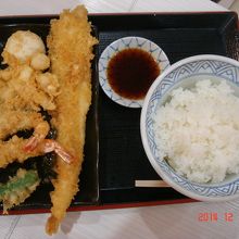 こちらは江戸前天丼の天ぷら別盛りです