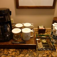 お水は滞在中1本だけプレゼント！コーヒーは毎日置いてくれます