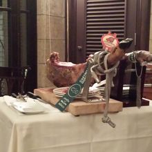 イベリコハム。テーブル前で切り分けてくれます。