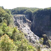 滝までは結構距離があります