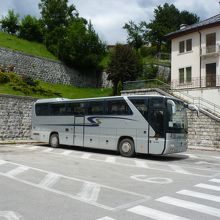 バスでカラルツオ駅に到着