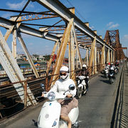 ～今でも壊れそうなロンビエン橋～★しかし橋の中央はベトナム鉄道が走り・・・その鉄道の両サイドはバイクの大洪水・・・さらにその両サイドは歩行専用の歩道に★