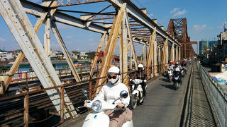 ～今でも壊れそうなロンビエン橋～★しかし橋の中央はベトナム鉄道が走り・・・その鉄道の両サイドはバイクの大洪水・・・さらにその両サイドは歩行専用の歩道に★