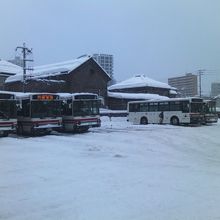 裏手のバス待機場の様子