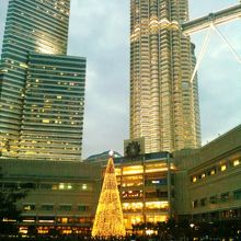 タワーの下は大きなショッピングセンター