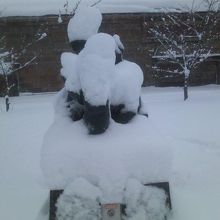 雪を被った冬の像の様子