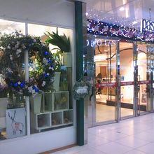 パセオ入口とクリスマスリースの様子