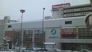 小樽駅前でまだまだ頑張っています