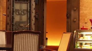 昔の銀行をカフェに