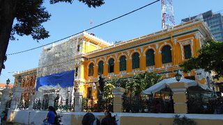 郵便局のフロアーの中央は民芸品の販売をしています。