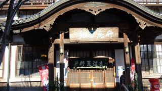 温泉は100円で入れます。別料金で砂風呂も別にある。