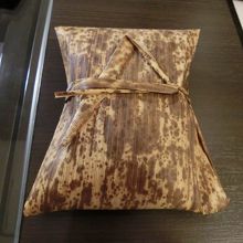 竹皮に包まれています。