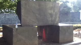 大きく立派な石碑