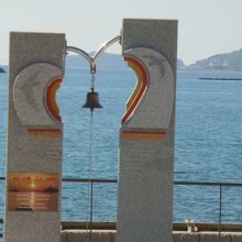 道の駅の海側にある愛の鐘