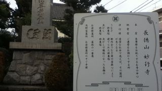 お岩さんのお墓がひっそりと立っている