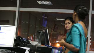 乗り継ぎ時間に紅茶を買います。