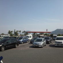 ガソリンスタンドの向こうにかすかに桜島が見えます。