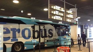 空港から市内はアエロバスが便利