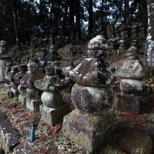 裏手にある、古石塔群