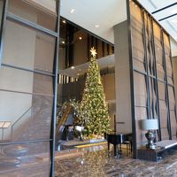 大きなクリスマスツリー、リースには折鶴