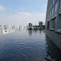 空中に浮かぶようなプール