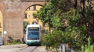 トラム路線の集合地点は古代と現代のローマの融合地点です。