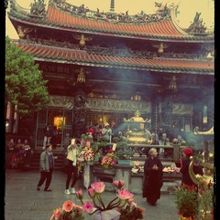 お供え物やお花で色鮮やかなお寺