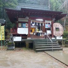 小雨降る神社