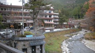 四万温泉街の中心的なのが「四万川」～四万～