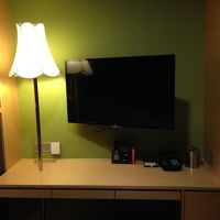 室内装備は十分で、テーブルに電源とUSB電源がありました