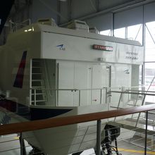 本物のフライトシム、油圧で動きます