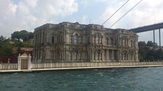 華やかな迎賓館として使われた　ベイレルベイ宮殿